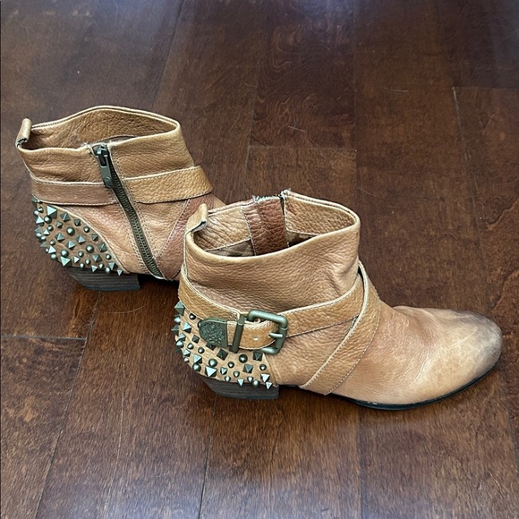 Vince Camuto Marcin Tan Pebbled Distressed Leather Studded Ankle Boots, Size 9.5 - Picture 4 of 16